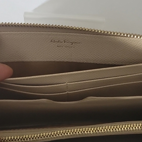 SALVATORE FERRAGAMO VARA Wallet In Beige -EXCELLENT CONDITION - Picture 12 of 14